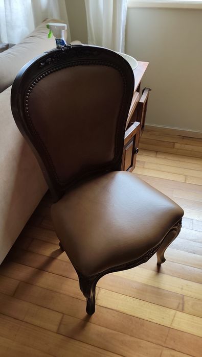 Conjunto de mesa e 6 cadeiras em pele