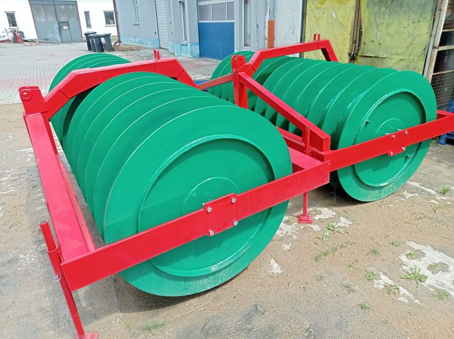 Wał pryzmowy do ugniatania sianokiszonki kukurydzy ugniatający