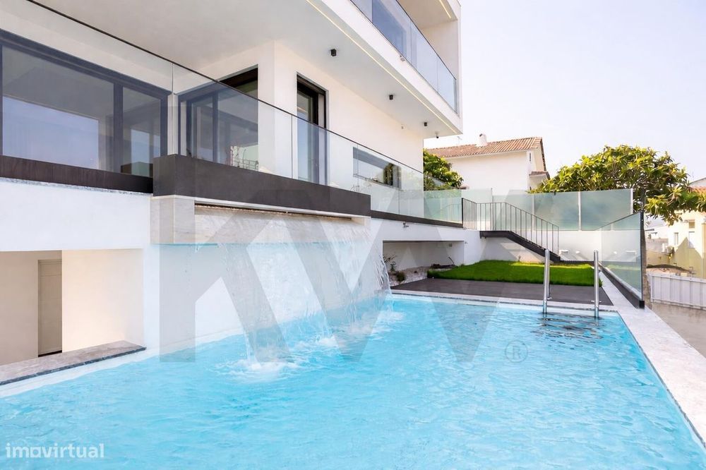 Moradia T5 Isolada com Jardim e Garagem – Charneca de Caparica,