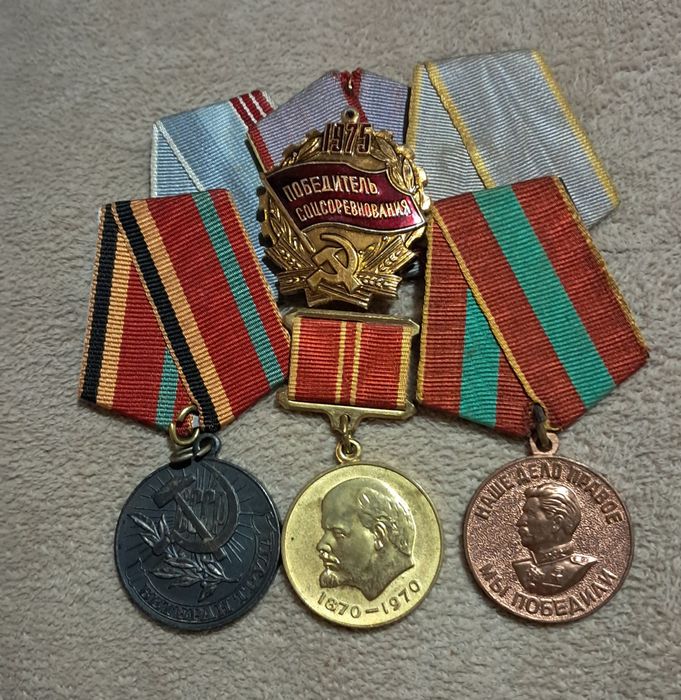 Значки,монеты и прочее.