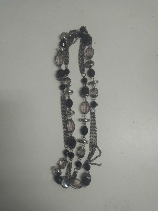 Colar comprido com pedras pretas