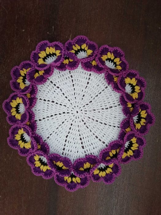 Centro de mesa amores perfeitos em croche