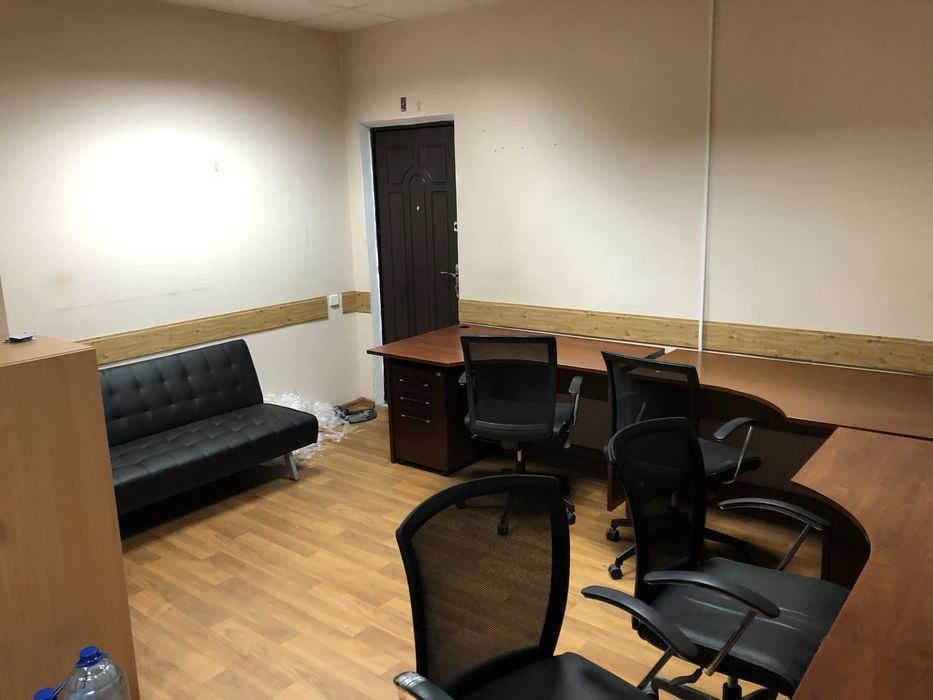 Офисная мебель столы стулья тумбочки диван одним лотом