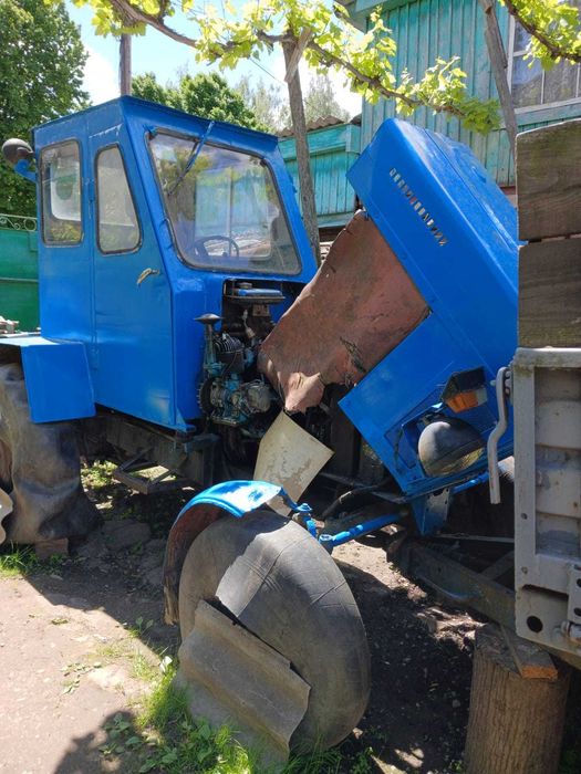Саморобний трактор з плугами та причепом