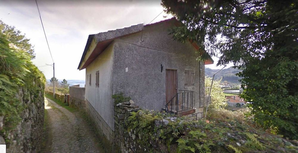 Quinta 2500 m2 em Paços Vilharigues (Vouzela, Viseu) para venda com 1 casa principal e 1 casa secundária, e uma adega centenária