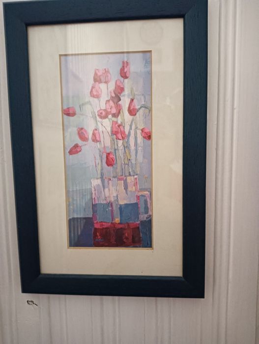 Duży obraz w drewnianej ramie. Hortensje w wazonie.