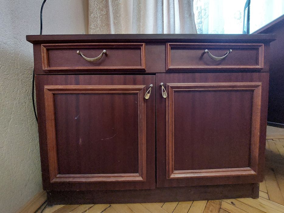 Мебель для спальни (кровать/стол/тумбочка)