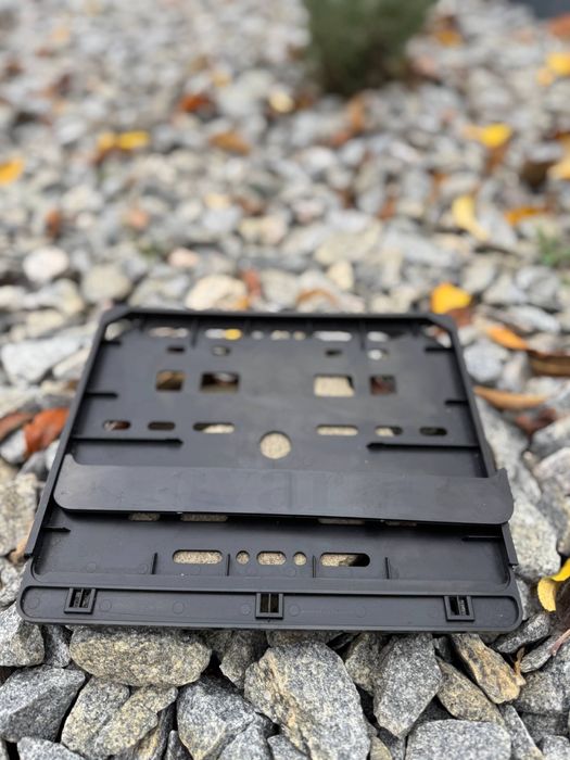 Номерна рамка на мото