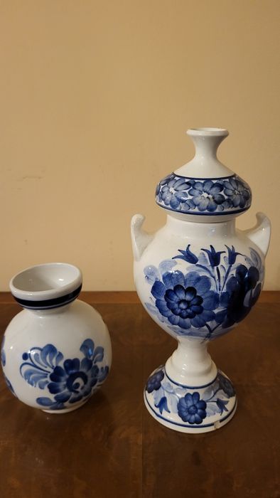 Porcelana wazonik z amforką