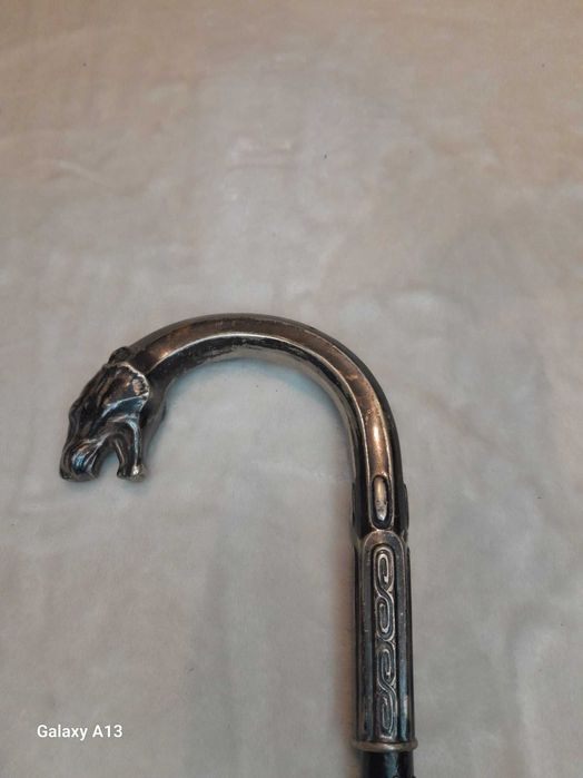 Laska drewniana z ozdobnym uchwytem w kształcie głowy Lwicy