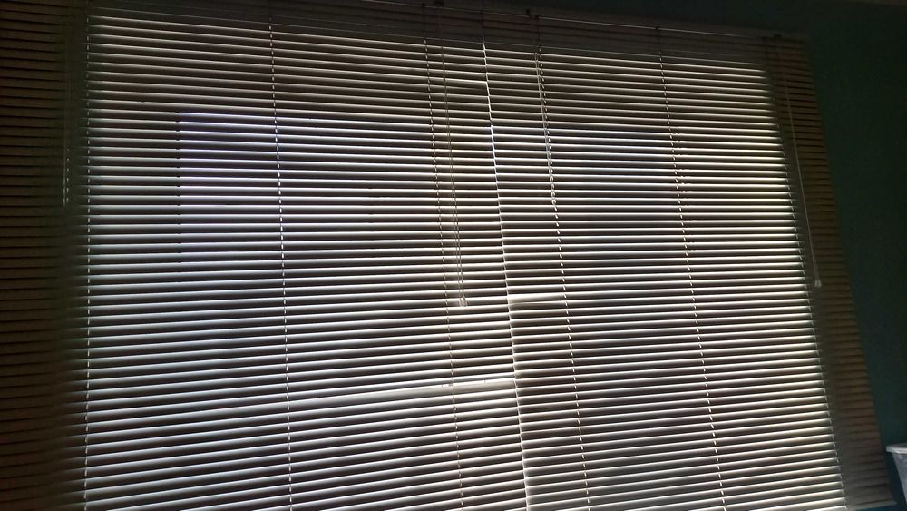 Żaluzje białe i srebrne aluminiowe okienne