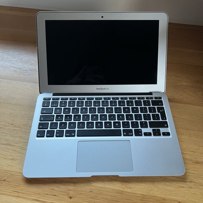 Macbook air 11,6” Inches / Intel Core i5 / 4GB pamięci RAM / Dysk 121GB (2015)