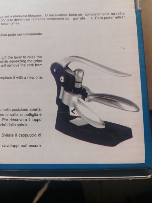 Utensílio para abertura de garrafas de vinho.