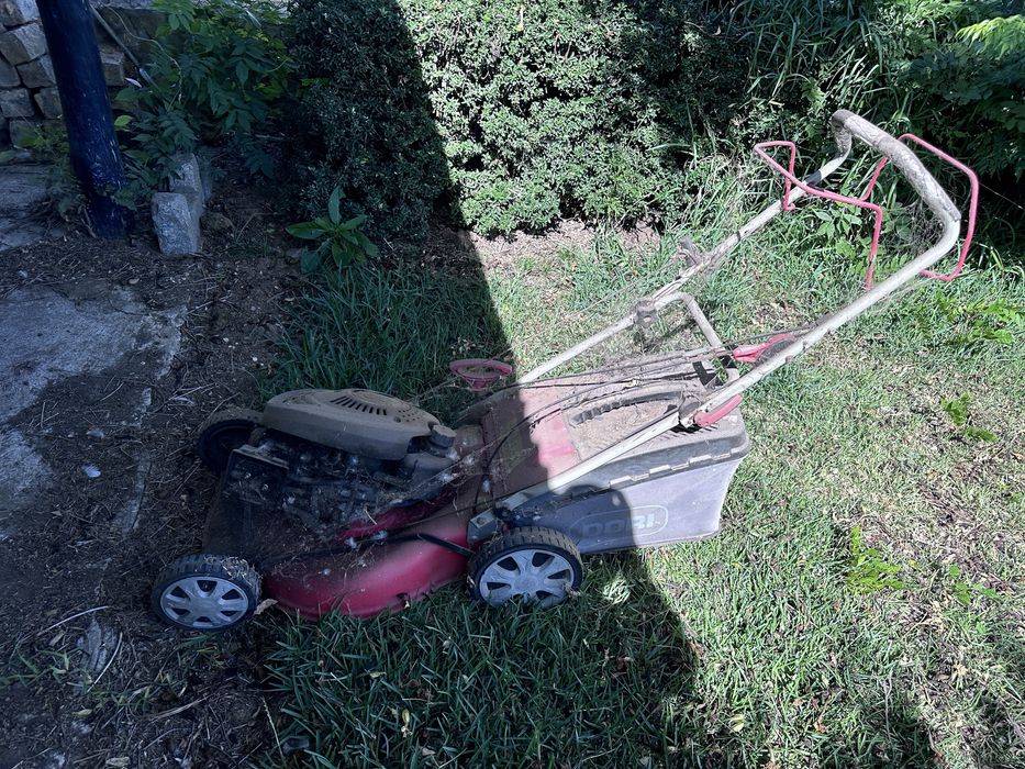 Estrutura de corta relvas