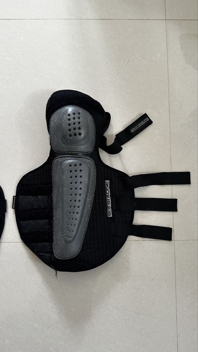 Joelheiras e Caneleiras 661 (sixsixone)