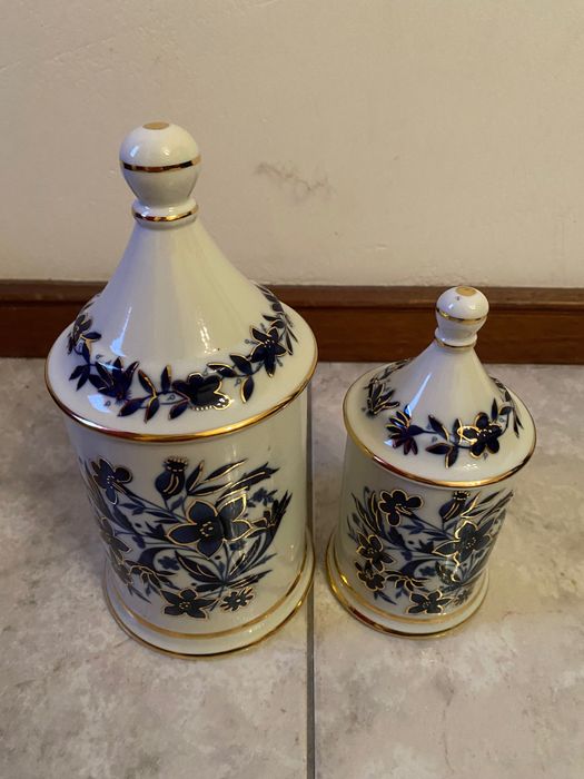 Two decorative items442324630928762880