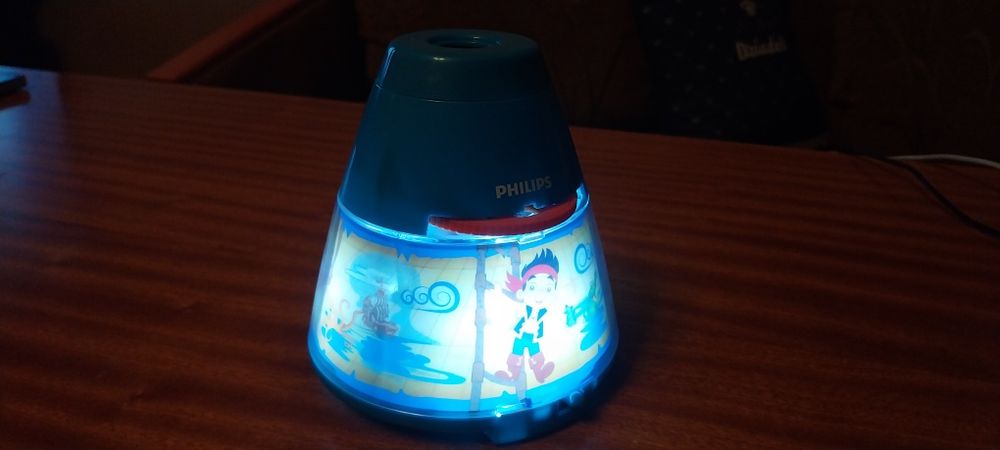 Sprzedam lampkę nocną z projektorem do pokoju dziecka