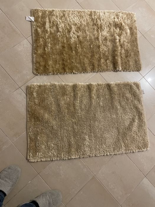 2tapetes em dourado de quarto
