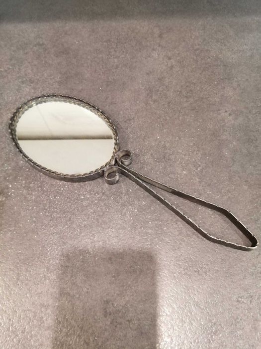 Lusterko z rączką - metaloplastyka PRL