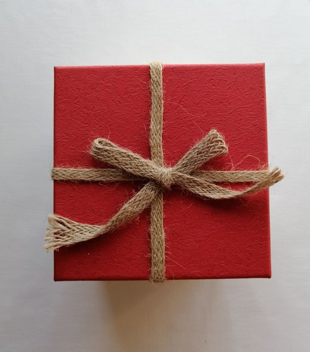 Подарункова коробка Крафт з бантом та ручкою 13х13х12,5см Біло-червон