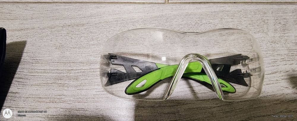 Захисні окуляри від бренду Uvex.