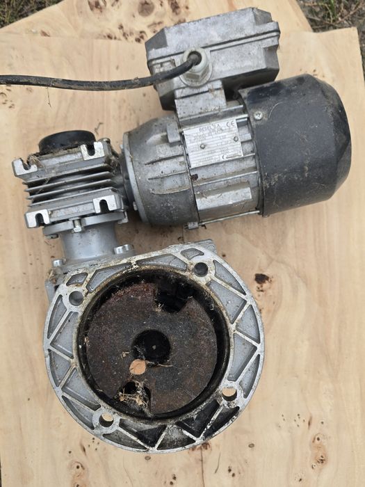 Napęd podajnika kotła pieca na ekogroszek / pellet BESEL 230V stan bdb