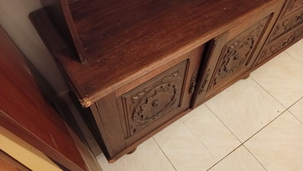 Estante de Sala Vintage em Madeira com Detalhes Esculpidos