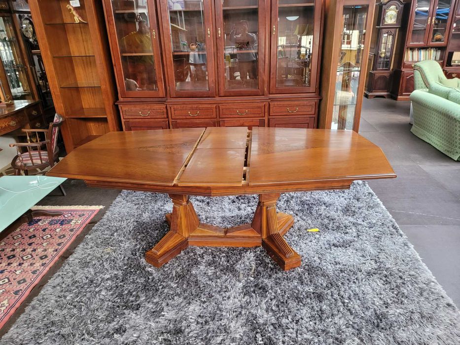 Wooden table – excellent condition – extendable – table only, chairs sold separately64584264358273122