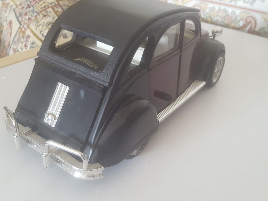 Carro  estilo  antigo  miniatura  e com relógio