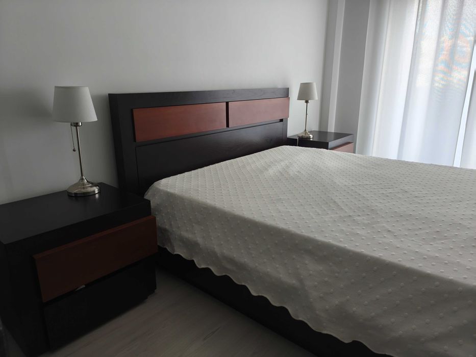 Mobília de quarto completa, madeira maciça. Ofereço colchão!
