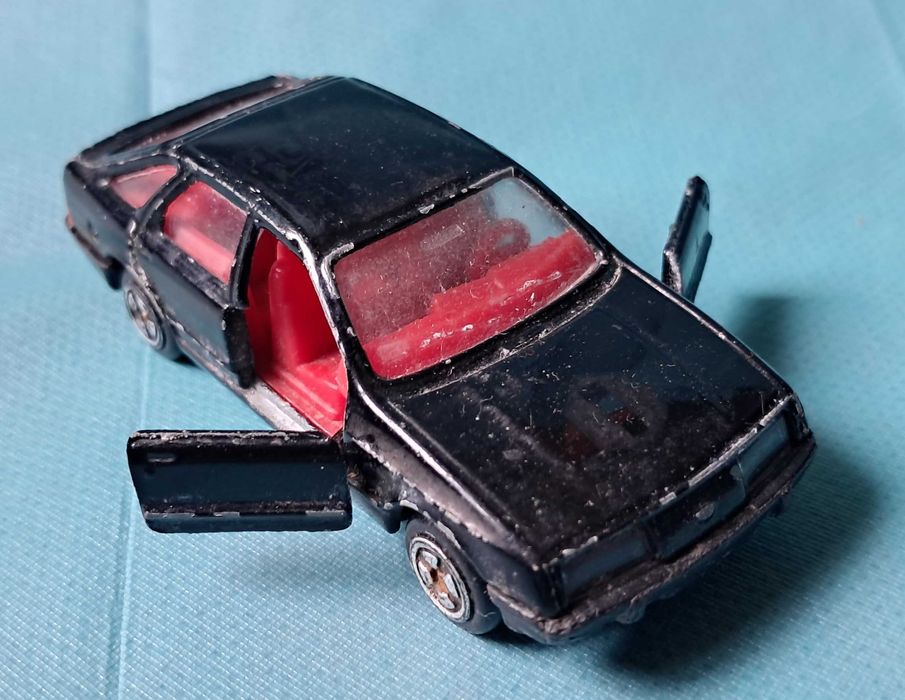 Stare autko, resorak Corgi - Ford Sierra 2.3 Ghia z 1985