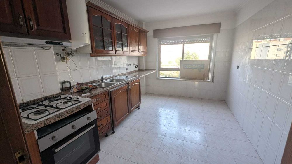 T2 com Arrecadação no Carregado – Excelente Localização