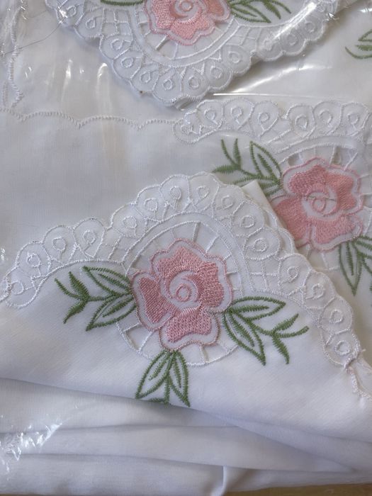Nowy Obrus z pięknymi haftami Tekcan Tekstil 150x220