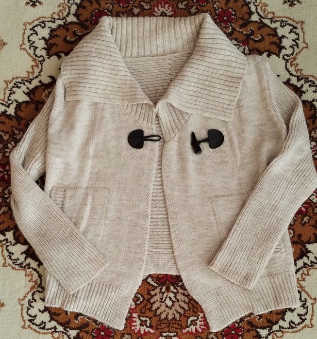 Sweterek beżowy na guzik roz. M.