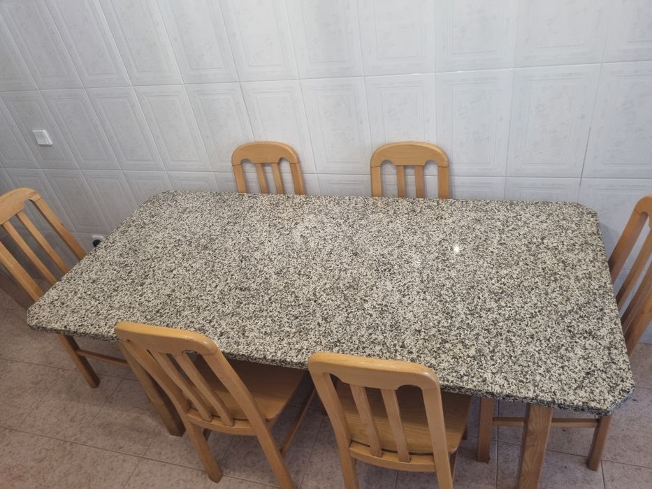 Mesa de jantar de madeira e granito com 6 bancos