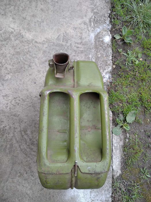 Віддам металеву каністру