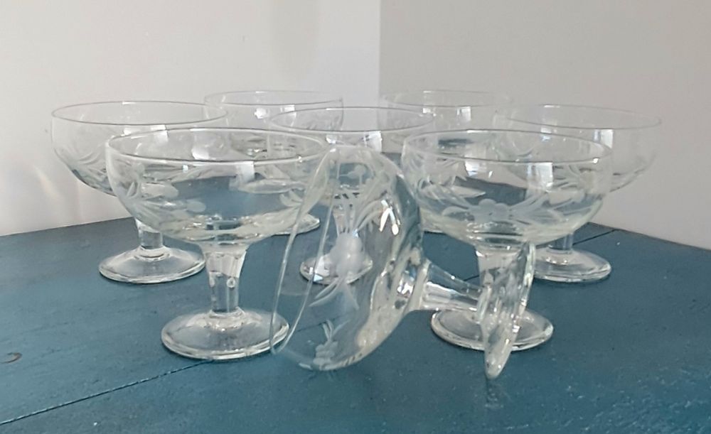 Conjunto de 8 taças vintage, em vidro lapidado
Peças com design elegan