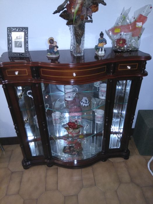 Vitrine em Raiz de Nogueira – Excelente Estado