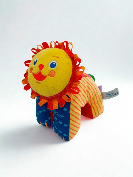 Leão colorido de peluche