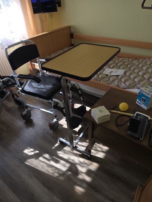 Łóżko dla osoby leżącej z materacem odleżynowym oraz wózki inwalidzkie
