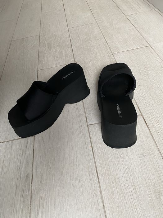 Шльопанці на платформі Bershka