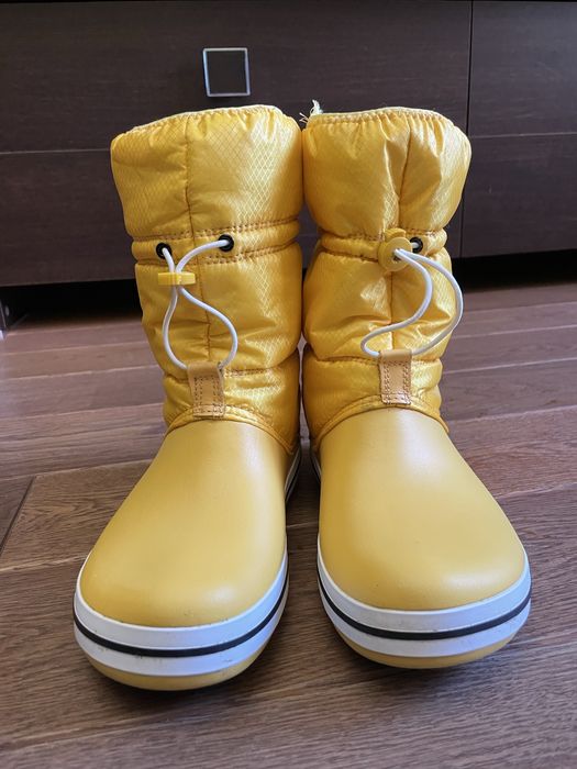 жовті гумові зимові чоботи crocs