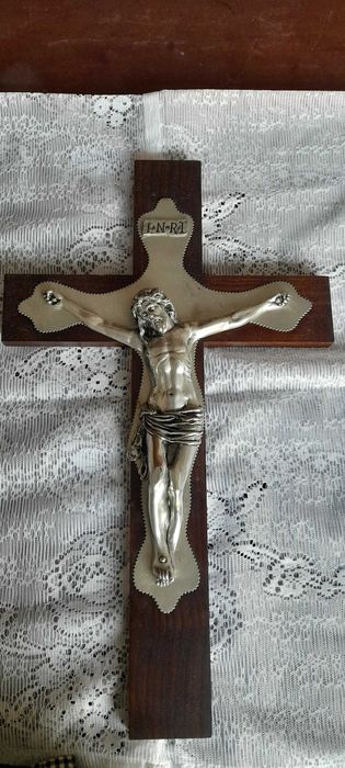 Crucifixo em madeira e estanho de grande beleza.