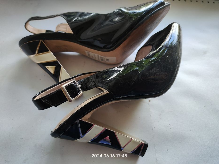 Лакова шкіра.Чорного коліру. Clarks