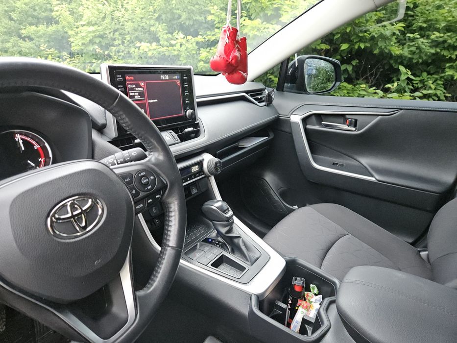 Продається офіційна Toyota RAV4 2022 року
