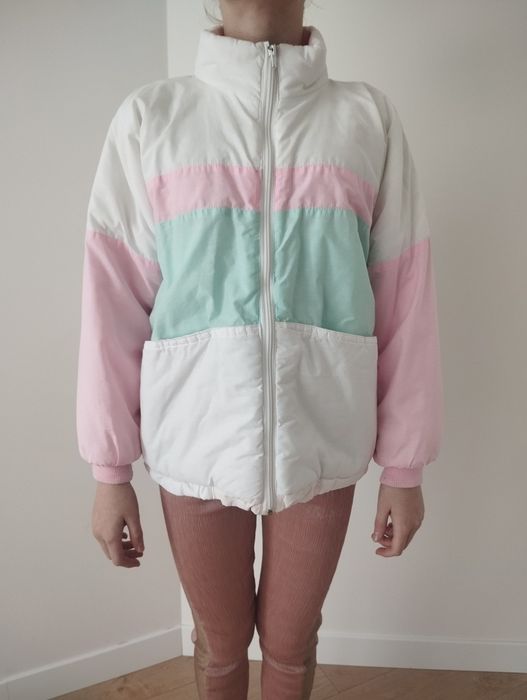 Біла куртка на дівчину