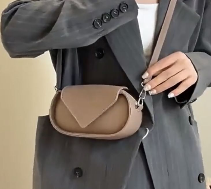 Mała torebka listonoszka beż