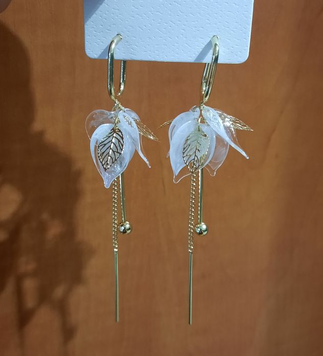Kolczyki wiszące płatki akrylowe białe że złotym listkami i niteczkami