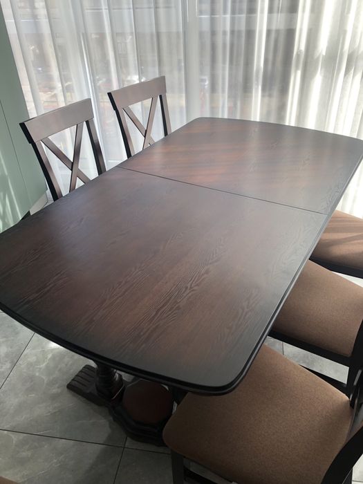 Стіл деревʼяний розкладний з 6- ма стільцями.