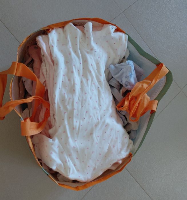 Saco com 100 peças de roupa para bebé
